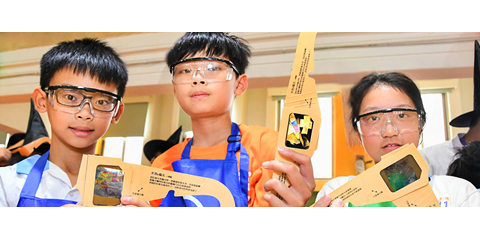 Children explore the mystery of raster through the experiment Magical ColorChanging Glasses