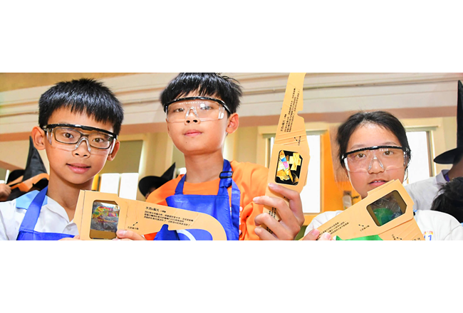Children explore the mystery of raster through the experiment Magical ColorChanging Glasses