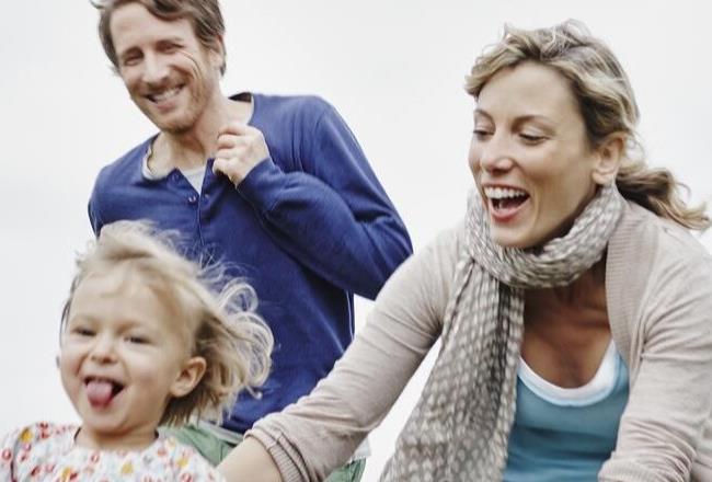 Nahaufnahme einer glücklichen Familie bei einem Spaziergang im Freien.