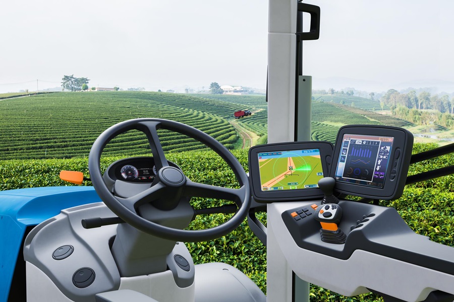 Innenansicht eines modernen Landwirtschaftsfahrzeug auf einem großen Feld.