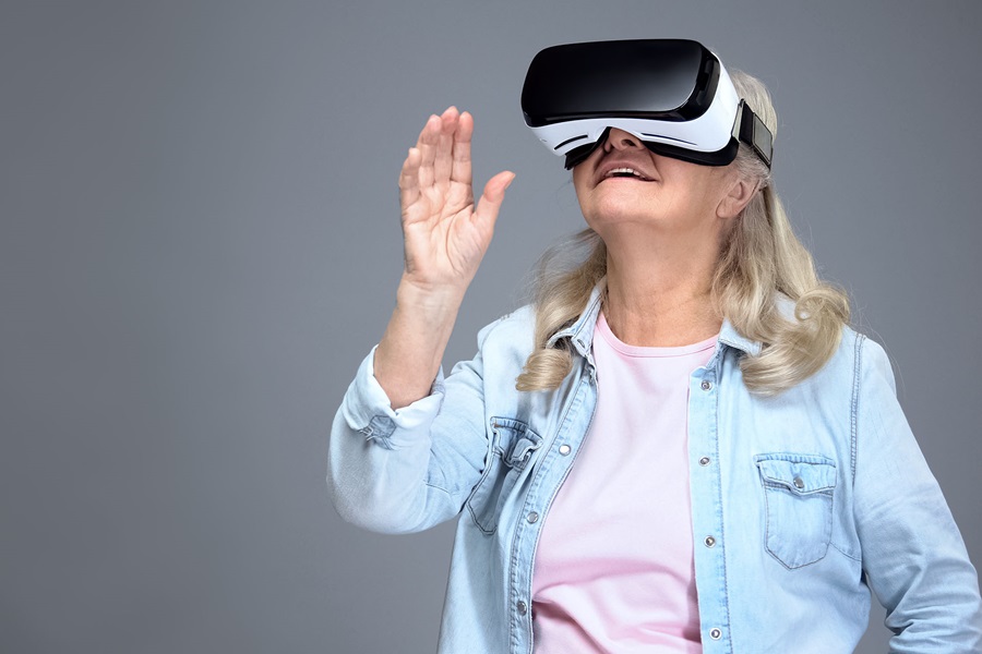 Eine Frau, die eine VR-Brille trägt