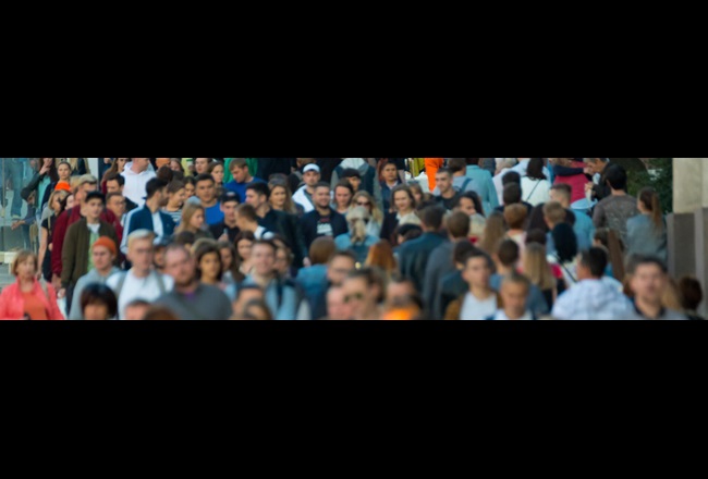 Eine Menschenmenge auf der Straße