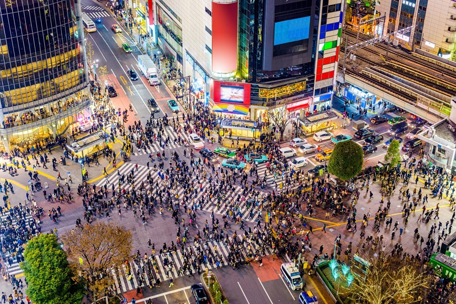 Aufnahme einer großen und stark frequentierten Kreuzung in Tokio.