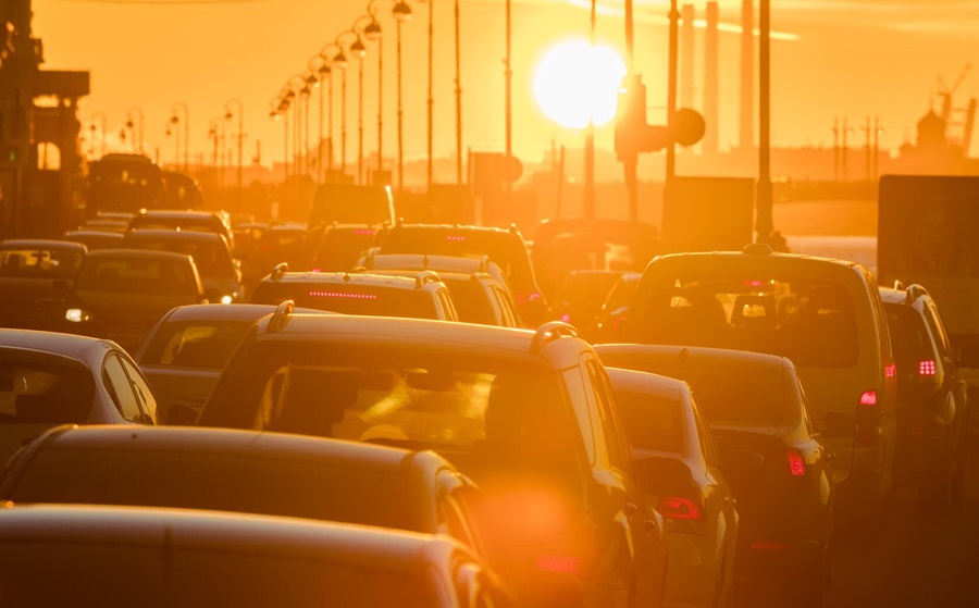 Dichter Verkehrsstau vor einem Sonnenuntergang.