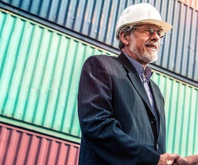 Händedruck zwischen Lieferant und Mitarbeiter