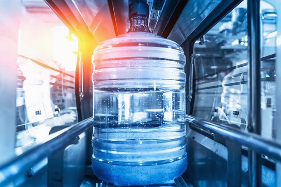 Große Wasserflasche, aus der man Materialien für z. B. Laptops herstellen kann